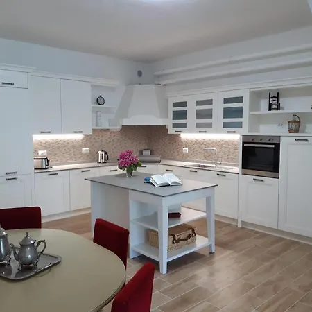 Big Apartment With Lake View And Two Bedrooms Sala Comacina Exterior photo